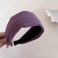 Dettaglio del cerchietto largo in velluto viola scuro con trama morbida e fodera nera - 2# Viola