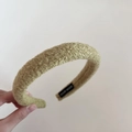 Vista dettagliata della trama in lana d'agnello verde erba e dell'etichetta fatta a mano - Giallo zenzero