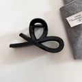 Detailansicht der großen, glänzenden schwarzen Haarklammer mit gekreuztem Twist-Design - 13.5cm / Schwarz