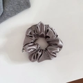 Vue à plat du chouchou en satin gris avec éclat métallique sur fond blanc - Petit / Champagne