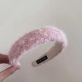Nahaufnahme der rosa Plüsch-Haarreif-Struktur mit handgefertigtem Etikett - Rosa