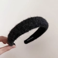 Detailaufnahme des schwarzen Plüsch-Haarreifs mit weichem Fell und Handmade-Etikett - Schwarz