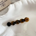 Dettaglio fermaglio per capelli in acetato tartarugato con cinque perle su vassoio - Tartaruga scura
