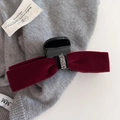 Detalle de pinza para el cabello de terciopelo rojo con círculo de diamantes de imitación - Pinza de Garra con Lazo de Terciopelo Rojo / Burdeos