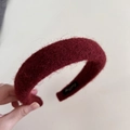Detalle de la textura de lana y el forro antideslizante de la diadema roja burdeos suave - Cobre Retro