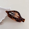 Minimalist oval tortoiseshell hair clip with leopard print design and sturdy teeth - Coffee Leopard
