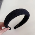 Primer plano de la diadema de lana negra con textura suave de pelo sintético y diseño grueso - Negro