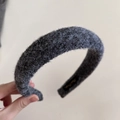 Vista detallada de diadema de lana gris oscuro con textura de felpa y etiqueta interna - Gris