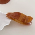 Detailansicht einer großen Haarspange aus Acetat mit Schildpatt auf weißer Schale - 4# Karamell