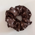 Détail d'un chouchou marron foncé à fleurs avec bords volantés et texture délicate - Café Floral (Style Chouchou)