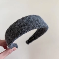 Dettaglio del cerchietto di peluche grigio scuro con trama in lana spessa e morbida - 1# Grigio