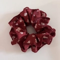 Vue détaillée du grand chouchou floral bordeaux avec des bords élégants à volants - Rouge Floral (Style Chouchou)