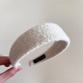 Dettaglio del cerchietto in feltro di lana bianco con trama spessa e etichetta del marchio - Bianco Sporco