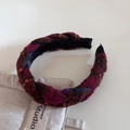 Détail d'un serre-tête en tweed à carreaux rétro avec texture tressée et design haut - Série Rose Rouge - Serre-tête Tressé