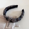 Détail du serre-tête en tweed à texture vintage bleue et grise sur un sac en lin - Série Noir Gris - Serre-tête Tressé