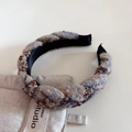 Détail du serre-tête en tweed bleu et marron torsadé avec son petit sac en lin - Beige Café - Serre-tête Tressé