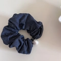 Dettaglio dell'elastico per capelli in denim blu scuro con ciondolo a sfera d'argento - Blu scuro