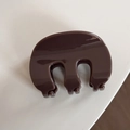 Gros plan d'une pince à cheveux marron foncé brillante en matériau PC épais pour chignons - Café Clair