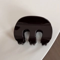 Makroaufnahme einer dunkel glänzenden Haarklammer für elegante Frisuren im französischen Stil - Dunkelkaffee