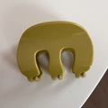 Gros plan sur la pince à cheveux M vert olive brillante avec une prise à trois dents - Vert