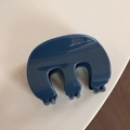 Detailansicht der dunkelblauen Haarklammer mit glänzender Oberfläche und Dreizahndesign - Blau