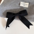 Détail d'un nœud papillon en tricot noir avec étiquette en tissu French Paris - Noir