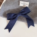 Vue détaillée du nœud en tricot bleu marine avec texture côtelée fine et élégante - Bleu