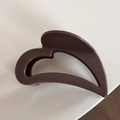 Vue détaillée de la pince à cheveux cœur marron foncé avec finition en résine - Café Clair