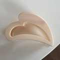 Détail de la pince à cheveux cœur beige en PC poli avec design ajouré élégant - Blanc Cassé