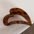 Vue détaillée du motif écaille de tortue et de la finition brillante sur une pince à cheveux - Écaille de Tortue Foncée
