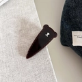 Detailansicht der dunkelbraunen Bären-Haarspange mit Schleife auf weißem Netz - Dunkelkaffee