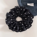 Nahaufnahme eines doppellagigen Haargummis aus schwarzem Chiffon mit weißen Punkten - Schwarz Polka Dot