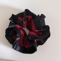 Detail van een geplooide satijnen scrunchie met een tweekleurig bordeaux en zwart ontwerp - Rood