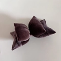 Detaillierte Makroansicht der Schokoladen-Samtstruktur einer prallen, geschichteten Haarschleife - Kaffee
