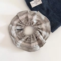 Vue détaillée d'un chouchou en tissu rayé gris avec bordure en dentelle et logo - 3# Chouchou à Rayures Vert