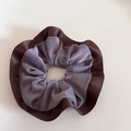 Paarse corduroy en bruine satijnen haarscrunchie met contrasterende bies en plooien - Paars