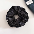 Dettaglio di un elastico per capelli floreale bianco e nero con motivi vintage eleganti - Stile Bocciolo Floreale Nero