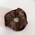 Elegante corduroy scrunchie met satijnen contrastrand in een diepbruin modern ontwerp - Bruin