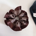 Elegante donkerbruine satijnen scrunchie met geplooide details en glanzende afwerking - Bruin