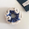 Detalle de coletero floral con estampado azul y bordes de encaje crema delicado - Floral Azul