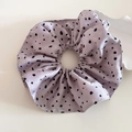 Grand chouchou élégant violet clair à pois en satin lisse pour coiffure de femme chic - Violet