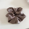 Detailansicht des braunen Satin-Haargummis mit schwarzem Blumenmuster und Seidenstruktur - 4# Kaffee Schildpatt