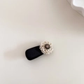 Elegante pinza de satén con flor de cuentas blancas y detalle de gema oscura central - Negro