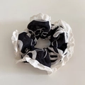 Elegante scrunchie in pizzo bianco e nero con ricamo pesante per acconciature - Stile Bordo Perlato / Nero