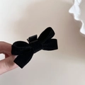 Dettaglio macro del fermaglio per capelli a fiocco in velluto nero con robusta pinza - Nero