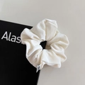Elegante elastico scrunchie in velluto bianco con morbida texture e piccola etichetta - Piccolo / Bianco Latte