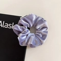 Elegante elastico per capelli in velluto lavanda con trama pregiata ed etichetta bianca - Piccolo / Viola