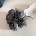 Detalle de coletero de organza gris oscuro con lentejuelas plateadas y textura de puntos - Gris