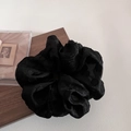Dettaglio dello scrunchie nero in mesh con pois 3D su sfondo stile vintage - Nero