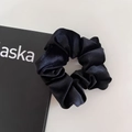 Elegante elastico per capelli oversize in velluto nero con ricca trama arricciata - Piccolo / Nero